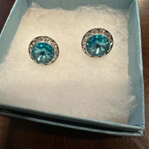 Women’s stud earrings. Aquamarine and diamond design.